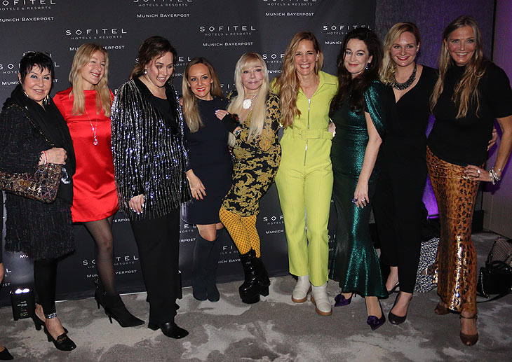 Uschi Ackermann, Barbara Osthoff, Jekaterina Krasnostasnova alias J.K., Stefanie Hausner, Simone Petrov, Caro Matzko, Michaela Aschberger, Nina Carissima Schönrock, Schauspielerin und Synchronsprecherin Nicole Belstler-Boettcher bei der Release-Party „Life is Magnifique!“ im Sofitel Munich Bayerpost (©Foto.Martin Schmitz)